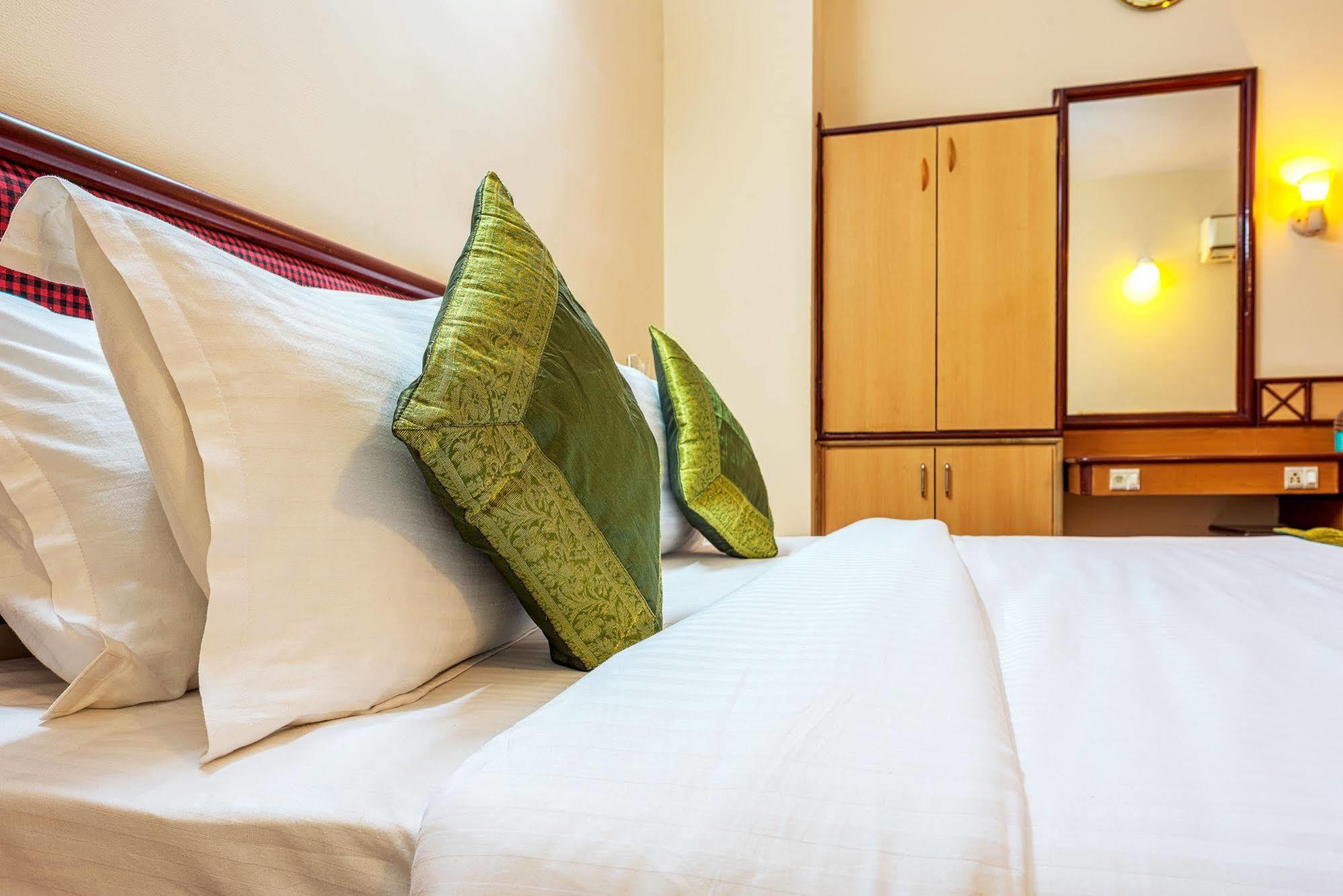 Hotel Saaket Residency Visakhapatnam Zewnętrze zdjęcie